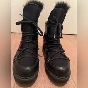 Soft leather boots with fur trim and tie lace details